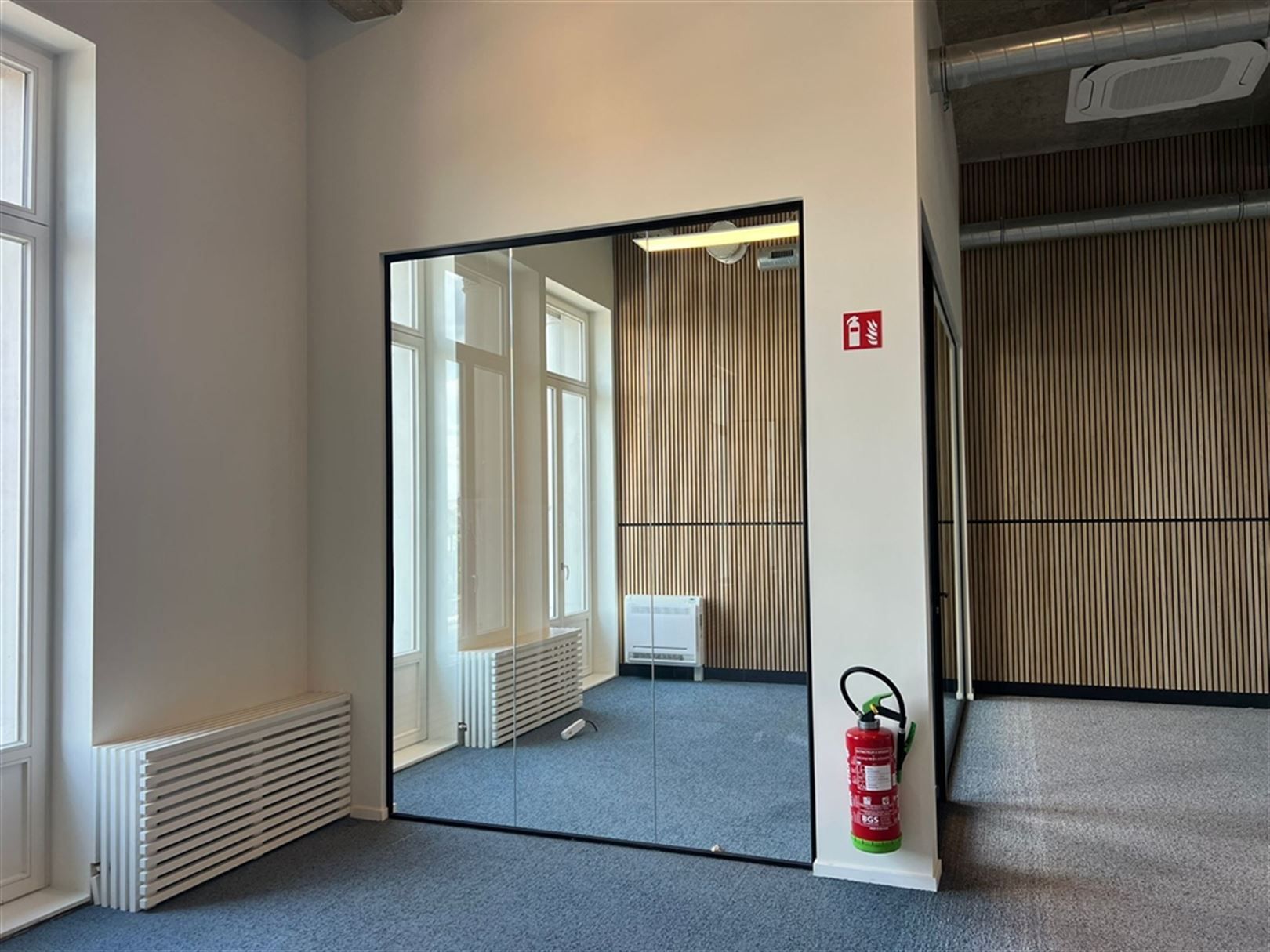 Instapklaar kantoor van 370 m² langs de kaaien met zicht op de Schelde foto 7