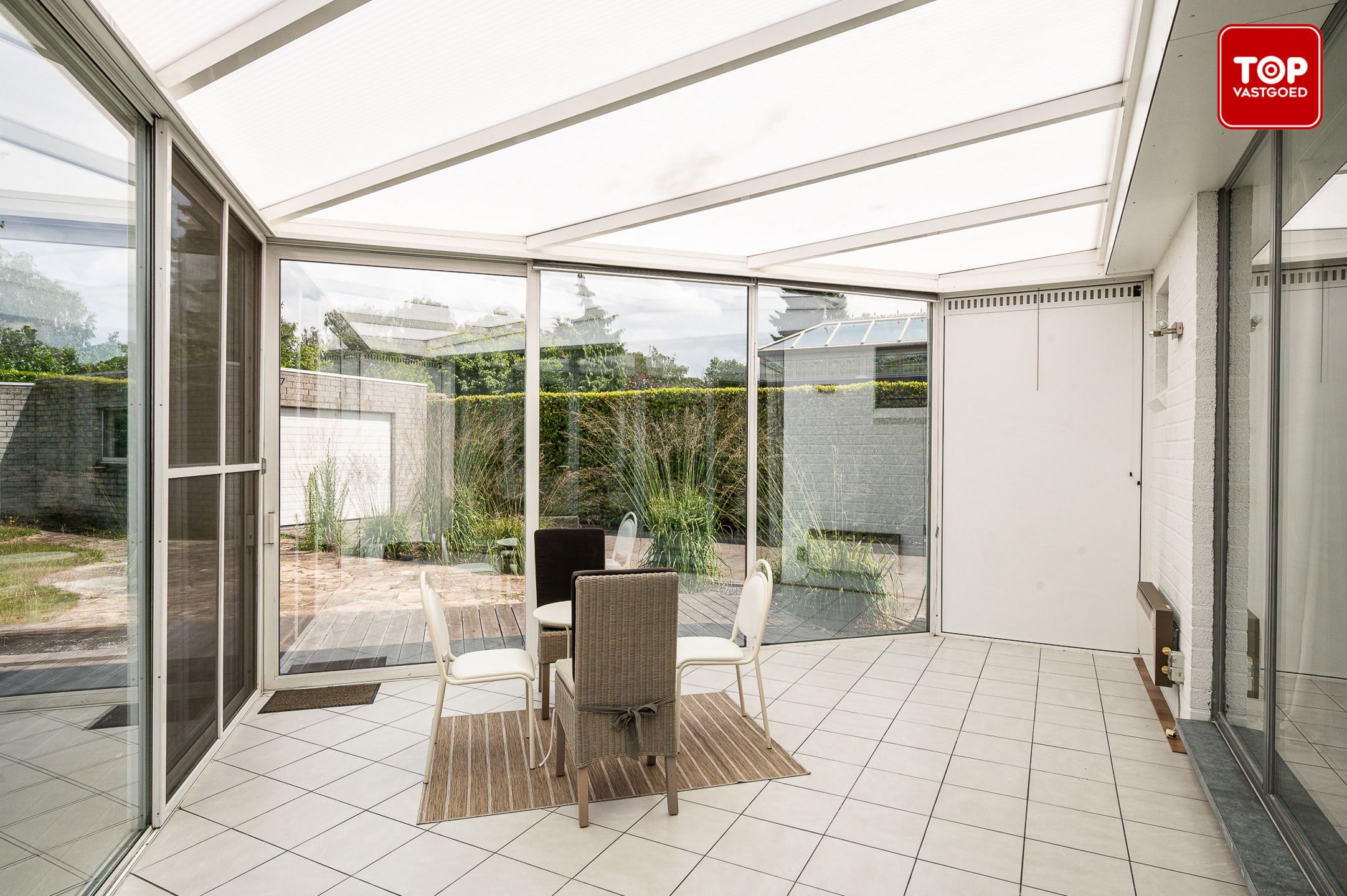 Open bebouwing een perceel van 690m² met mooie tuin en garage.  foto 13