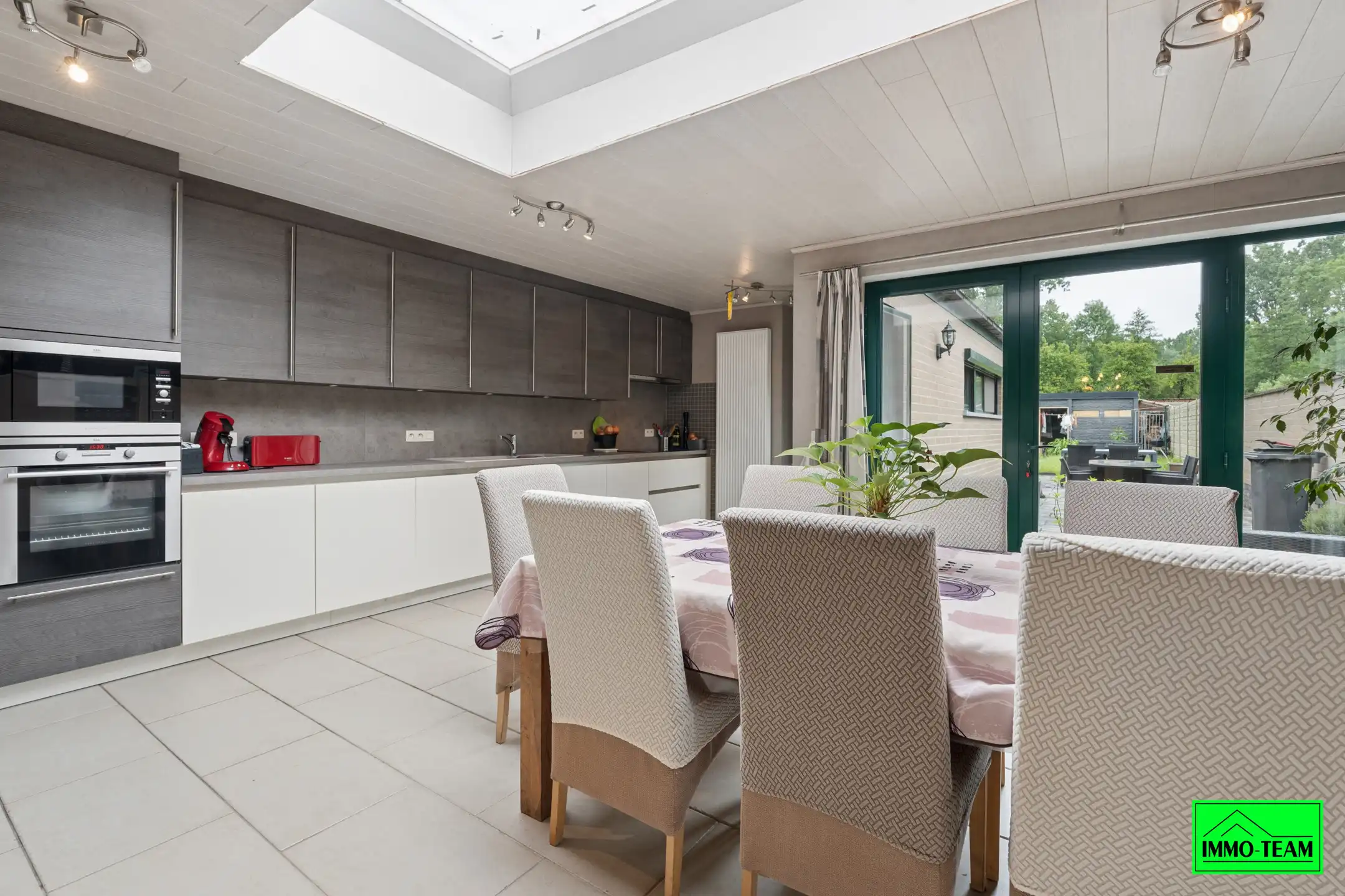  Volledig gerenoveerde en instapklare 2-gevelwoning  foto 9