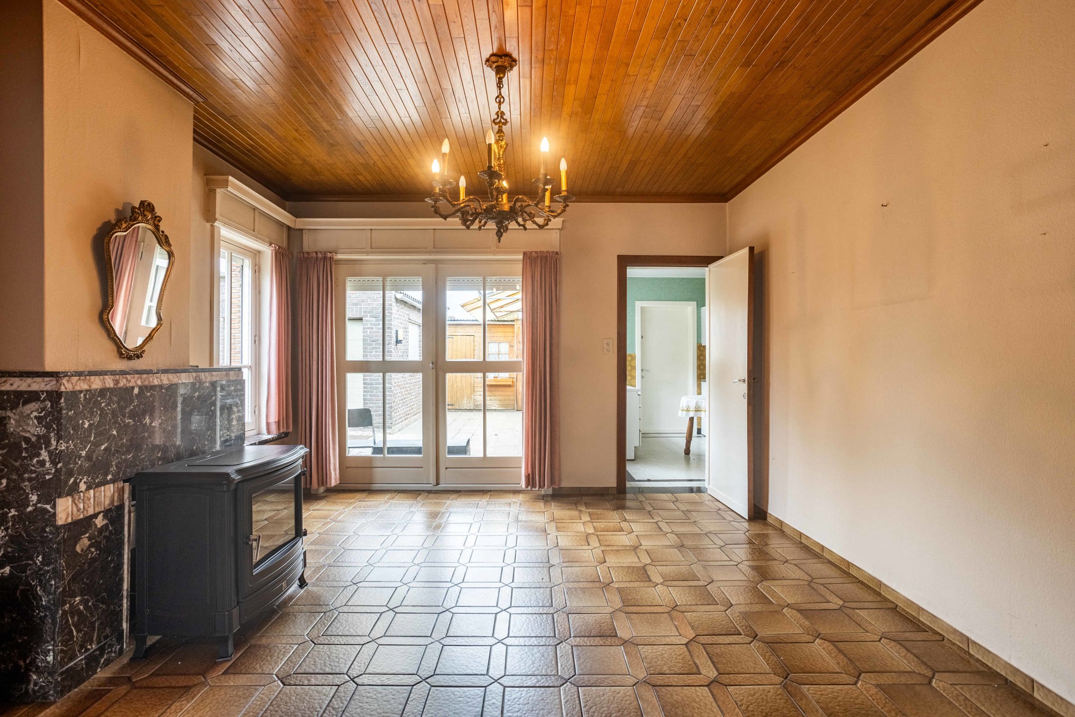 Te renoveren solide woning met garage op uitstekende locatie foto 9