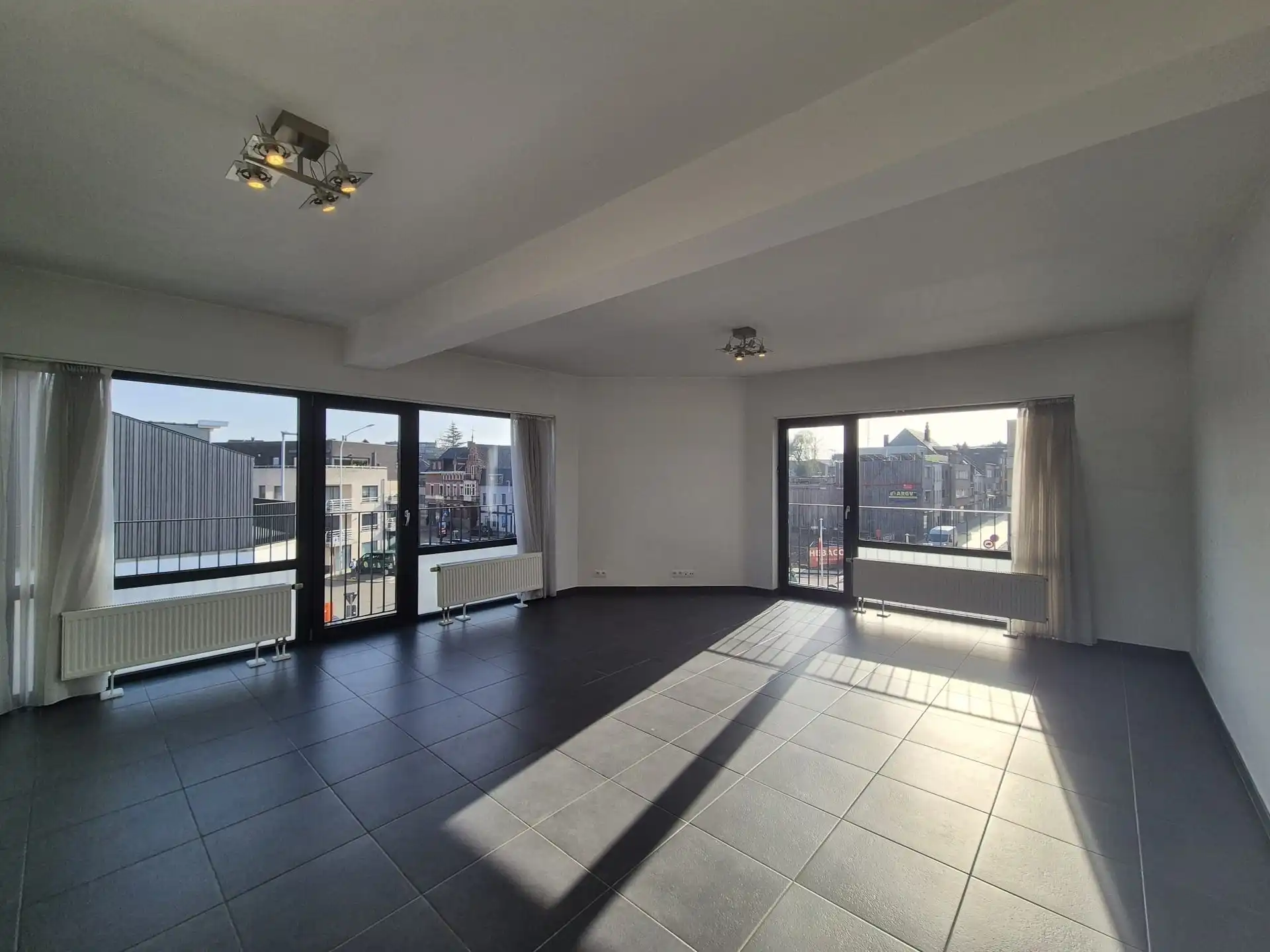 Gunstig gelegen 2 slaapkamer appartement. foto 2