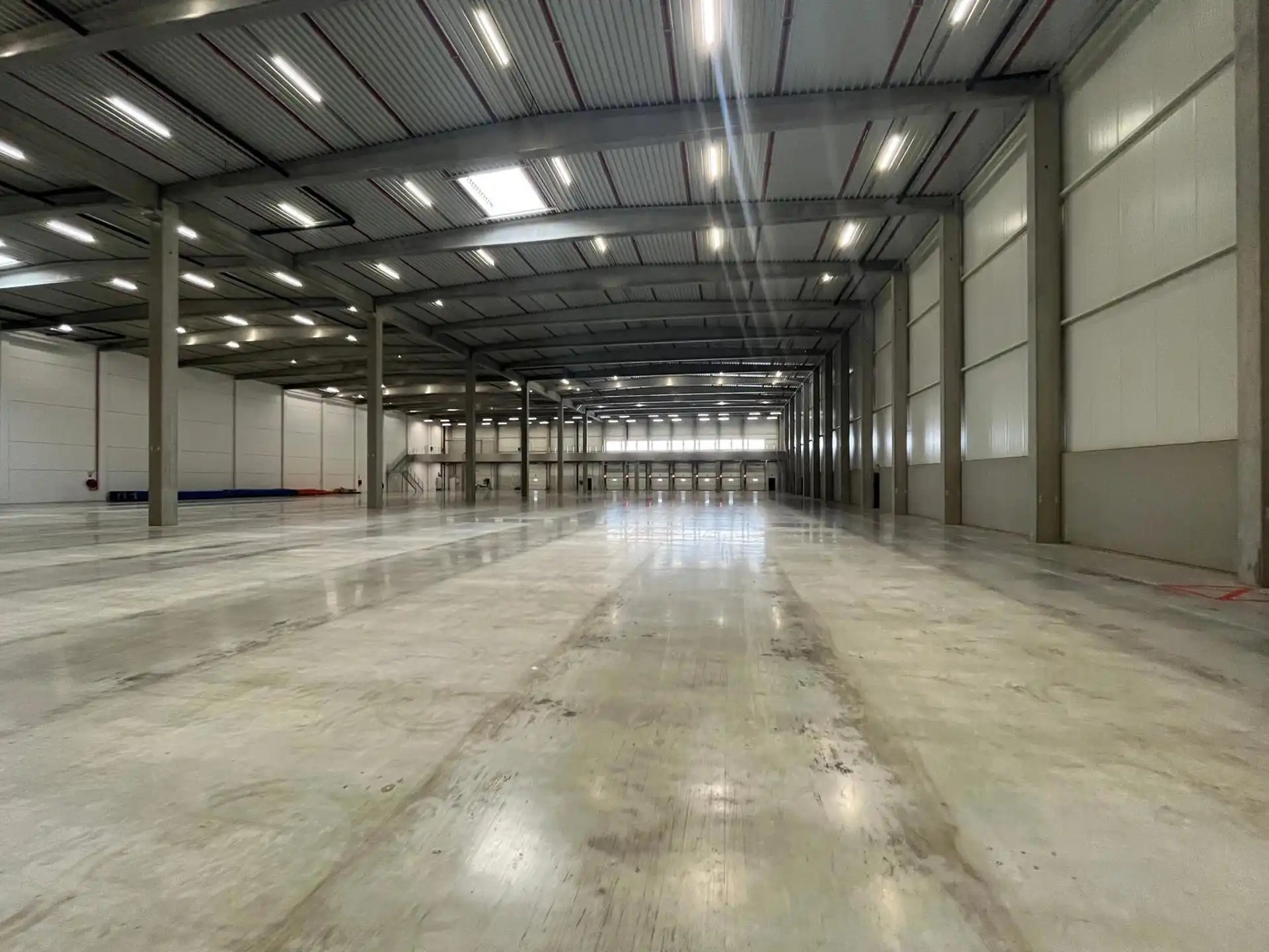 TE HUUR - Boom logistiek magazijn 6.516m² met 7 loskades foto 4