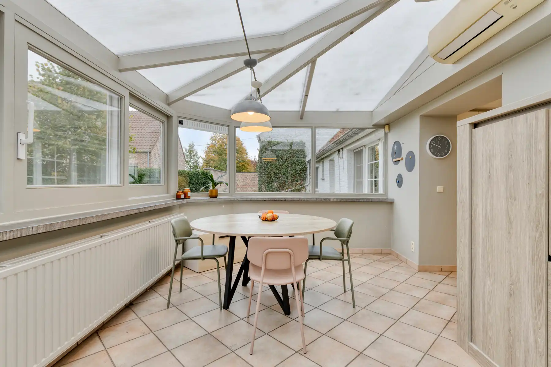 Gerenoveerde hoeve met bijgebouwen en 8 stallen. foto 15