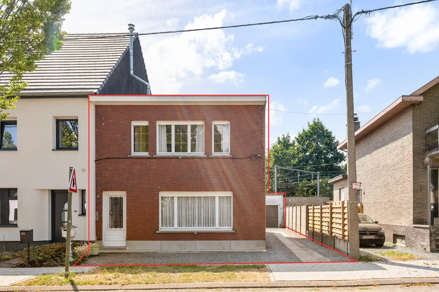 Te renoveren halfopen bebouwing op een perceel van 361 m². foto 2