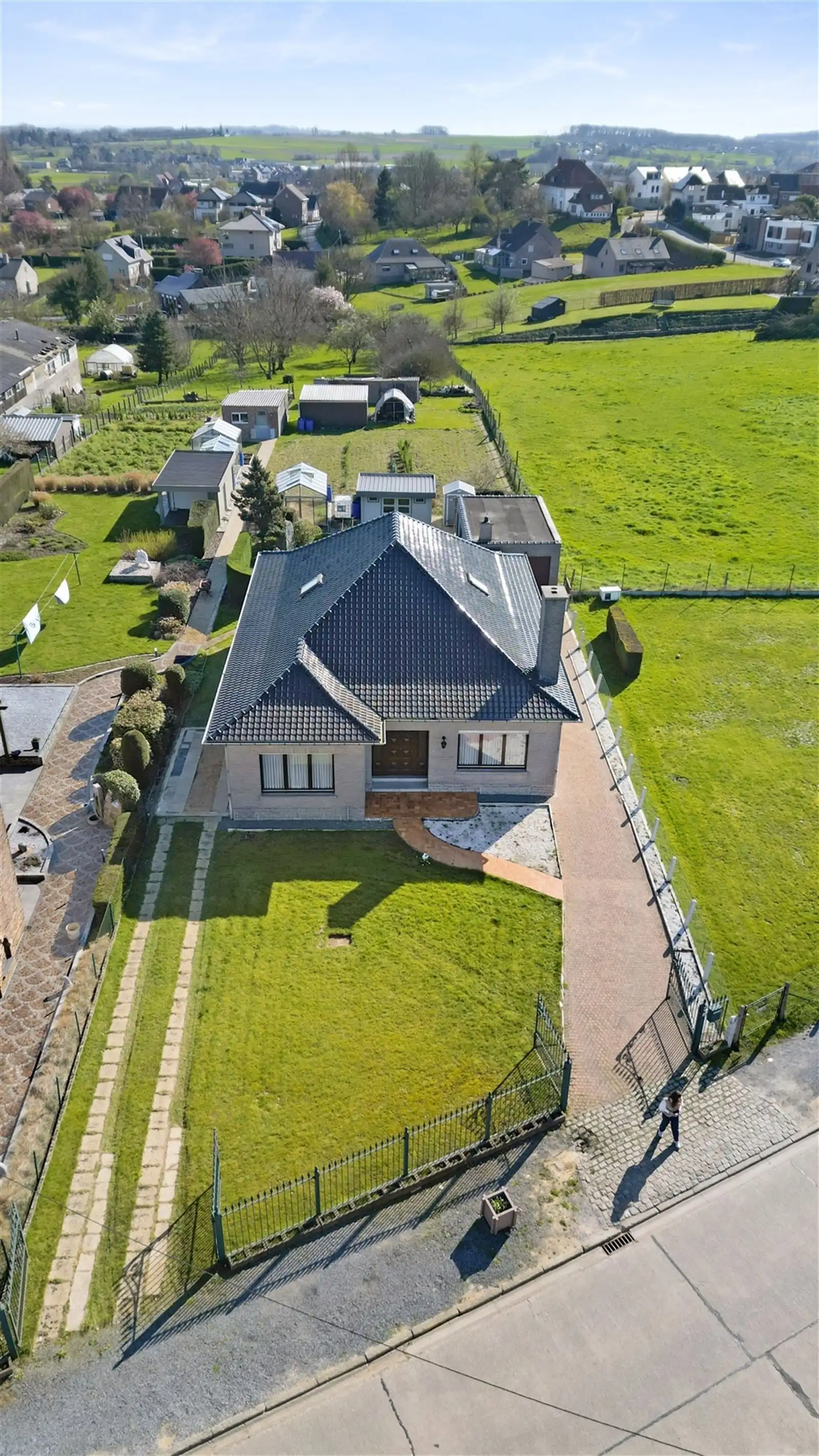 villa bungalow met tuin en aparte garage op +/- 10are foto 2