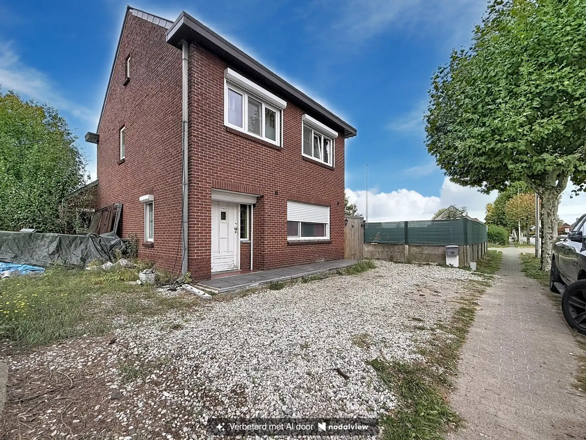 Ruime open bebouwing met 4 slaapkamers, garage en grote tuin. foto 2