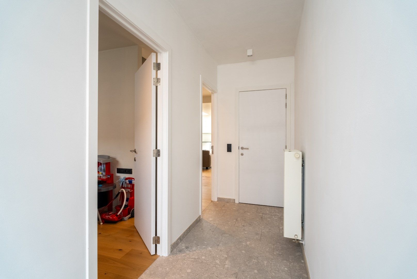 Recentelijk gerenoveerde en energiezuinige woning met uitweg en garage foto 2