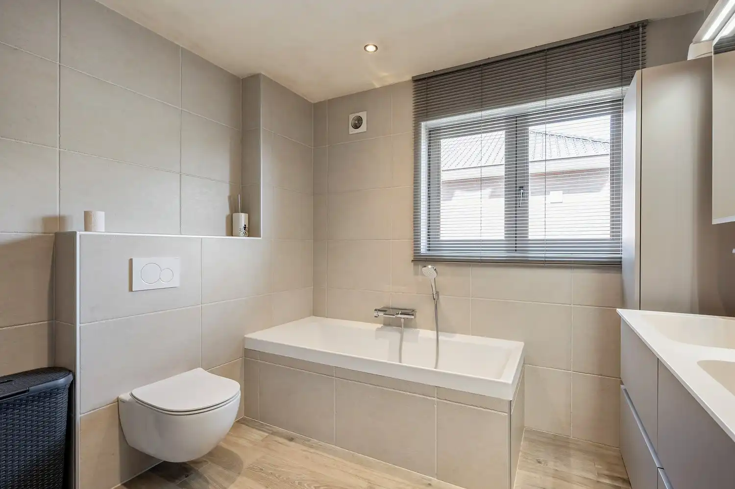 Instapklare open bebouwing op een ruim perceel van 1.185 m², landelijk gelegen met een prachtig vrij uitzicht aan de achterzijde. foto 17