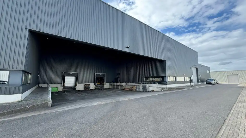 Magazijn met laadkades en kantoor te huur in Malle foto {{pictureIndex}}