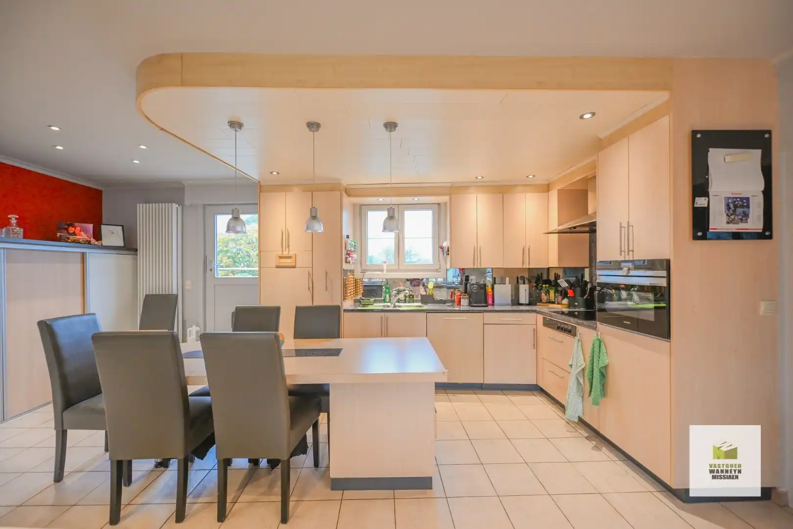 Ruime gezinswoning met tuin, 3 slaapkamers en een grote garage  foto 5