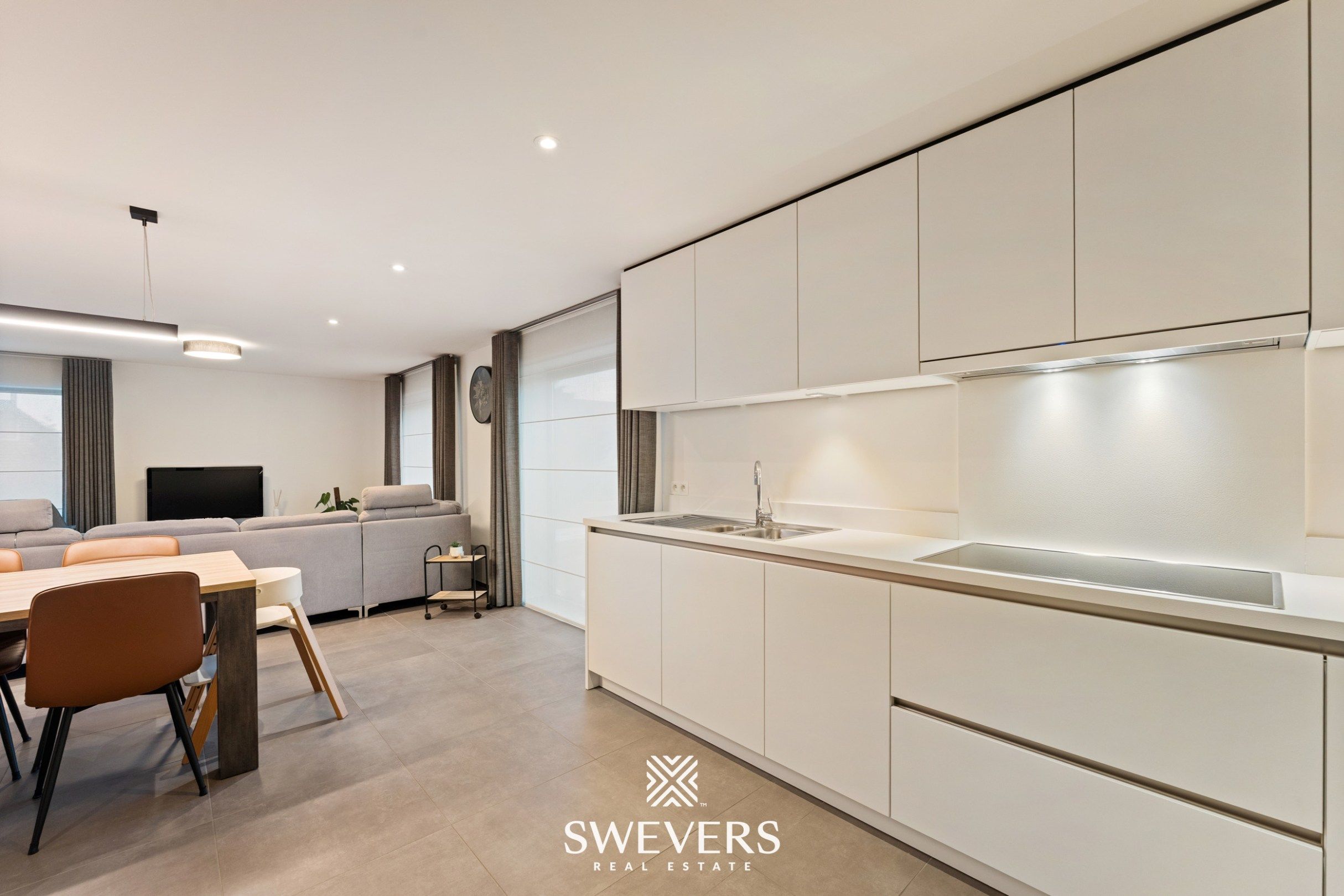 Instapklaar, volledig gerenoveerd appartement met groot terras, airco en staanplaatsen in hartje Heusden-Zolder foto 15