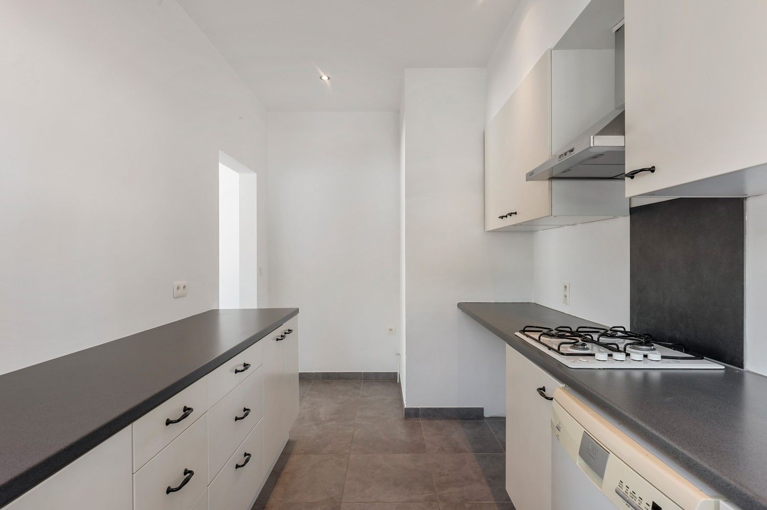 Gerenoveerd gelijkvloersappartement met twee slaapkamers. foto 11