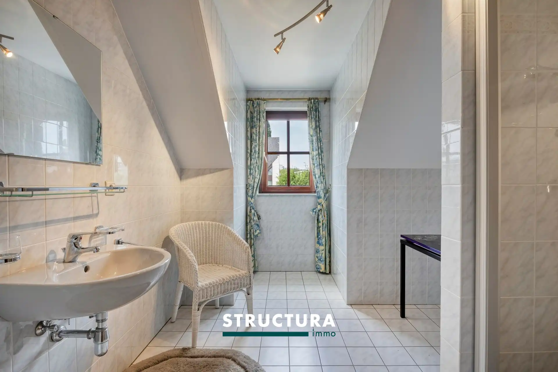 Karaktervolle en ruime villa met 4 slaapkamers en twee badkamers met sterke bouwkwaliteit op een uitstekende locatie foto 21