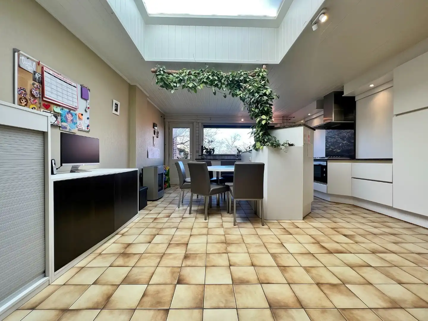 Verrassend ruime, verzorgde woning met dubbele garage en zonnige tuin.  foto 7