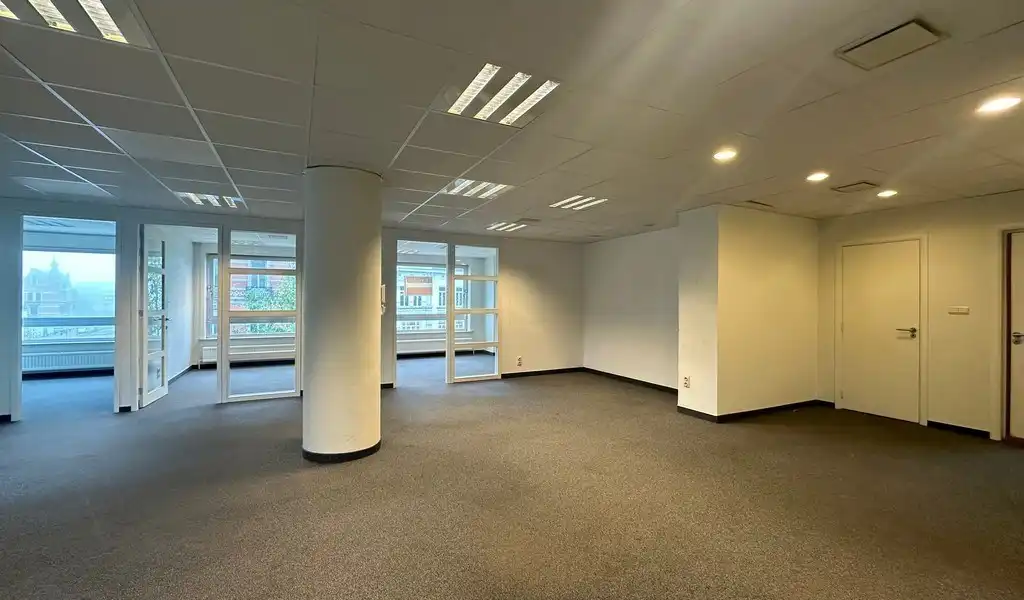 Ingedeeld en lichtrijk kantoor te huur in hartje Gent foto 5