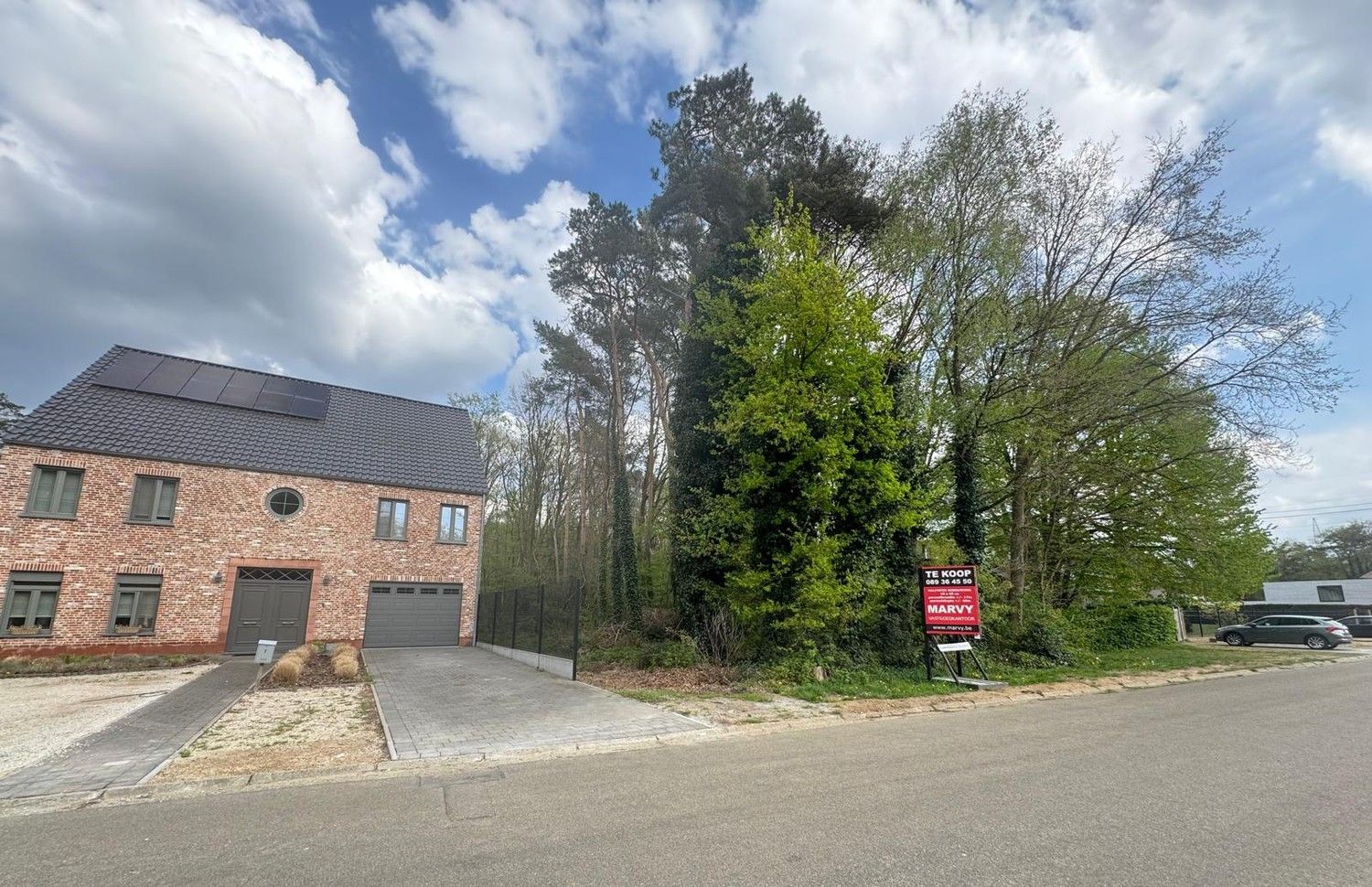 Bouwgrond (H.O.B) in rustige straat foto 2