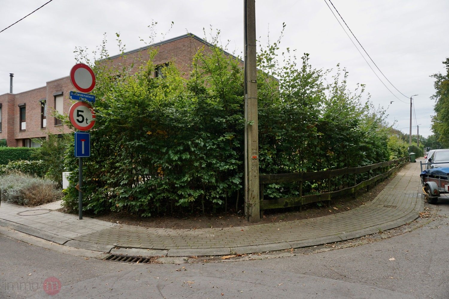 Volledig gerenoveerde half-open bebouwing met grote tuin, 3 slaapkamers en garage. foto 30