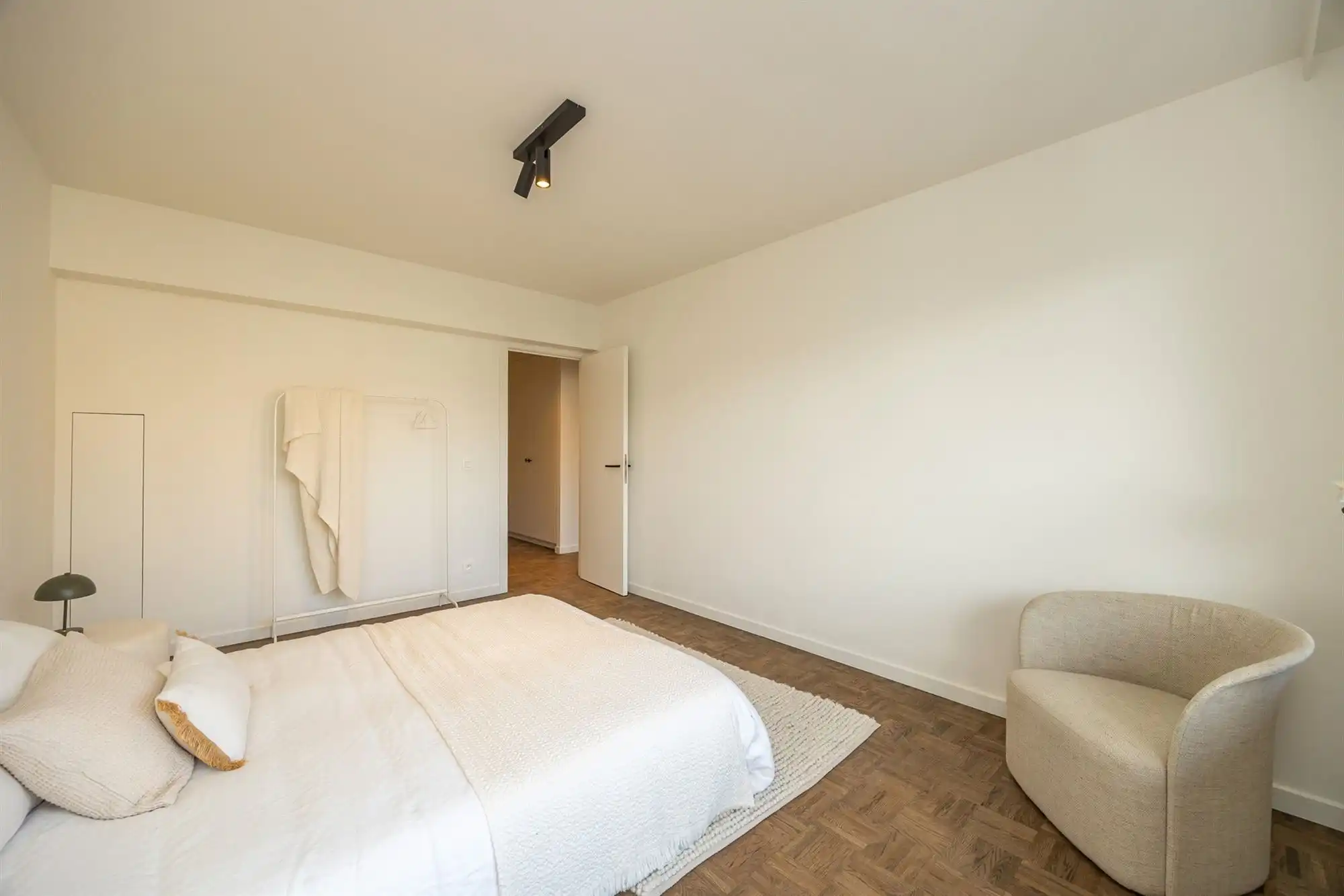 Gerenoveerd appartement met drie slaapkamers en terras foto 16