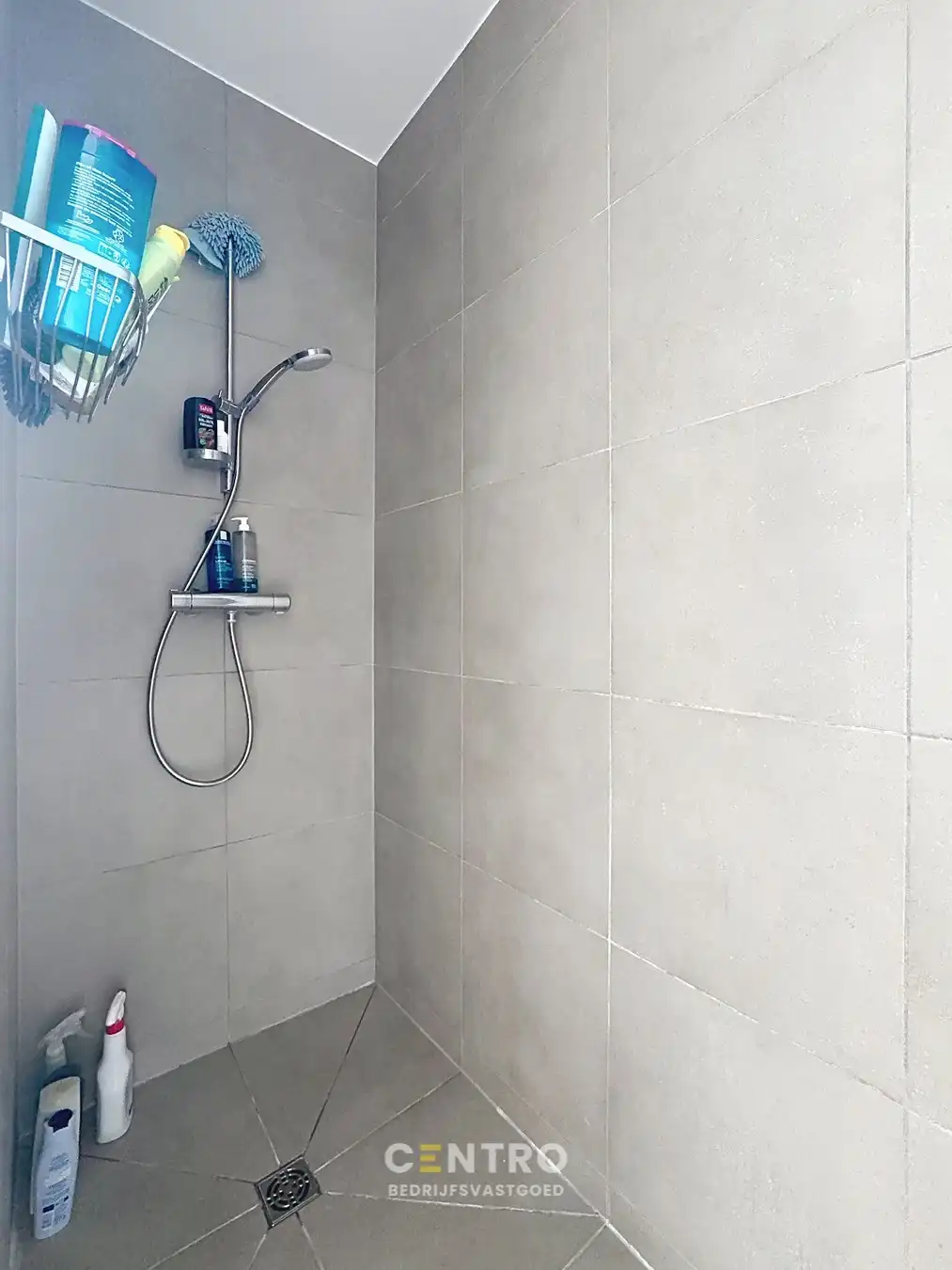 Strategisch gelegen BEDRIJFSPAND met magazijn, kantoren, verhuurd appartement & perceel bouwgrond (villa-bouw) nabij autosnelwegen te 8000 Brugge foto 16