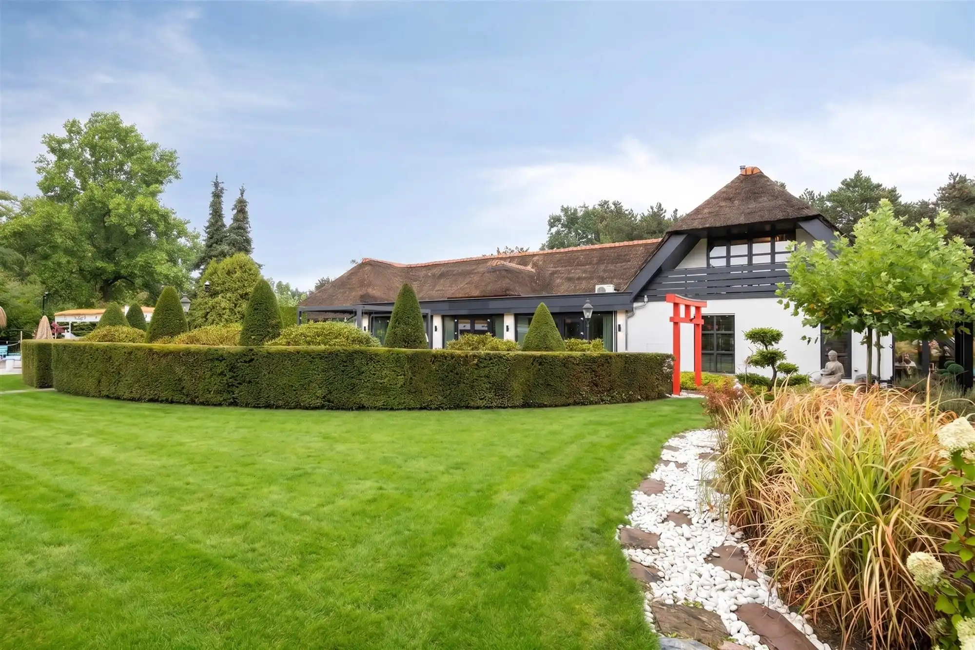Knappe duo-villa op 8.843 m² in villawijk aan NL-grens. foto 76