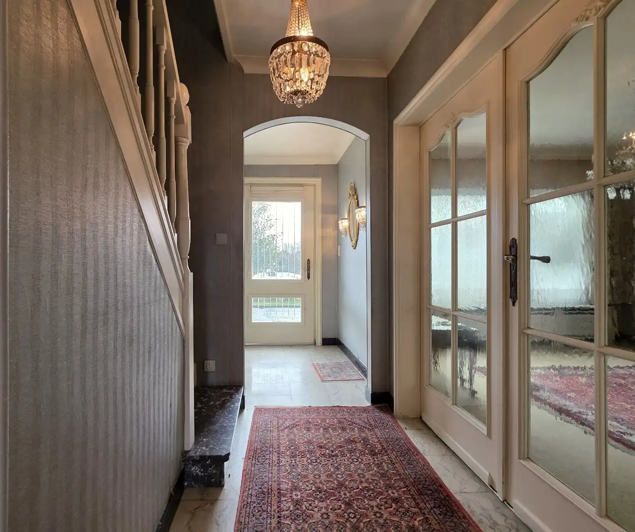 Stevige woning met 3 slaapkamers in doodlopende straat in Kuurne met ruime garage en mooie tuin. foto 2