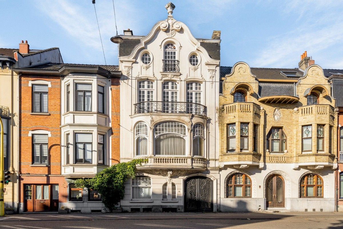 Hoofdfoto van de publicatie: Impressionant art deco herenhuis met koetspoort en zonnige tuin. Naar een ontwerp van befaamd interbellum architect Charles Hoge.