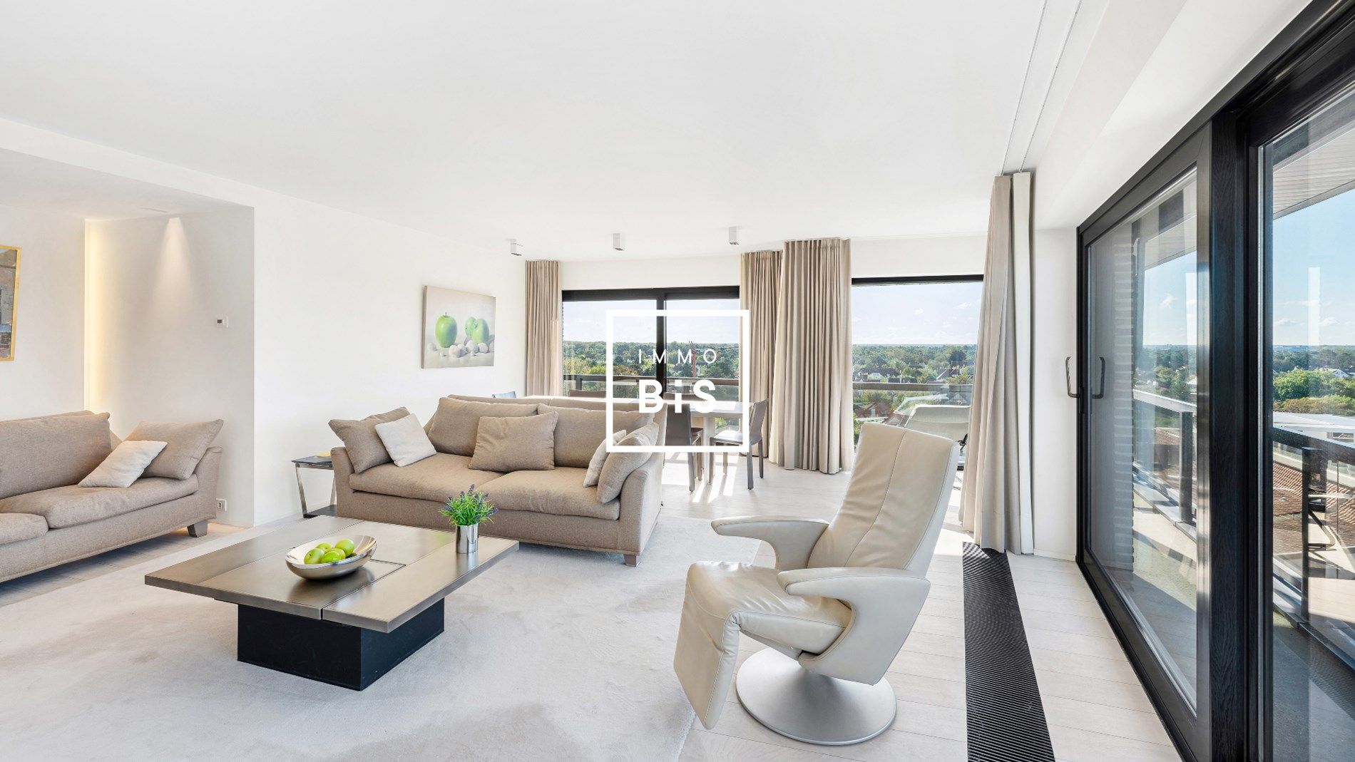 Exclusief hoek-appartement op toplocatie met perfecte oriëntatie op het Albertplein. foto 3