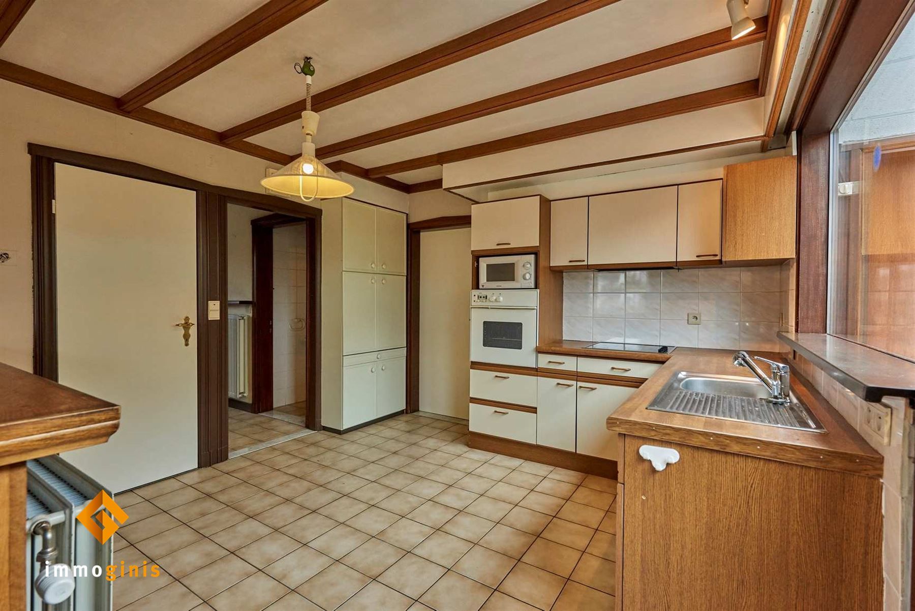 Verrassend ruime, op te frissen woning met 3 slaapkamers op perceel van 6a57ca. foto 5
