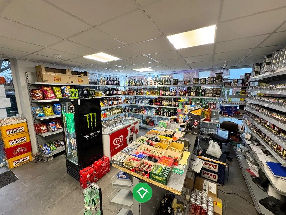 Centraal gelegen handelsruimte met 3 autostandplaatsen te Izegem foto 10