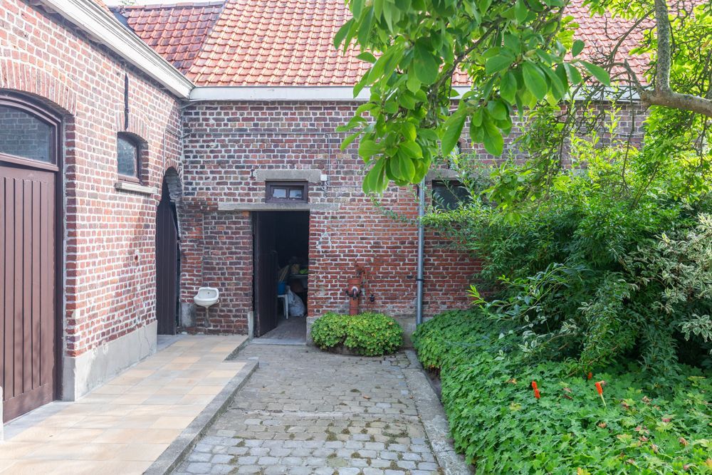 Hoeve met stallen op 3780 m² aan de grens met Elsegem foto 4