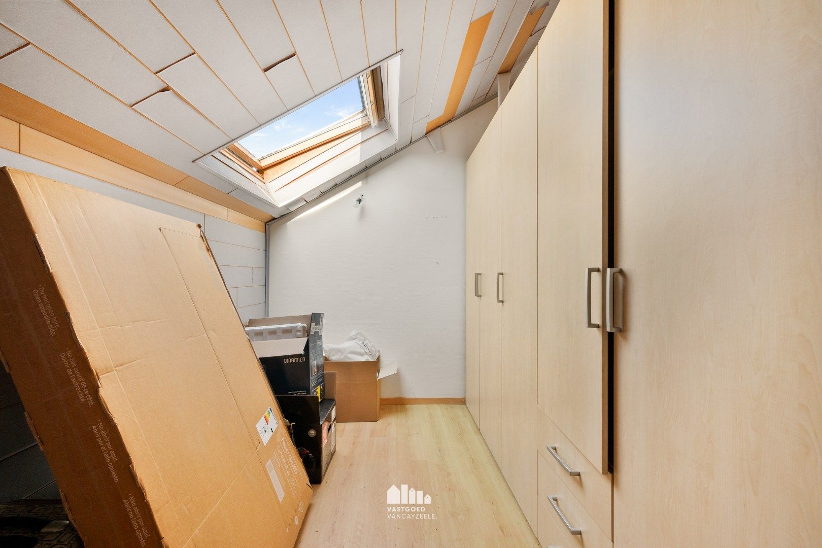 Goed onderhouden villa met grote tuin en twee garages op centrale ligging.   foto 21