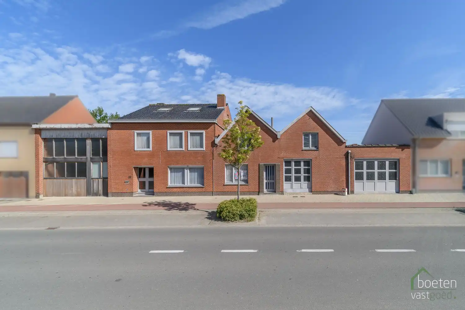 Alveringem: polyvalent eigendom met woonhuis en loodsen en met tal van mogelijkheden op strategische ligging op 4.672m² totale grondopp. foto 2