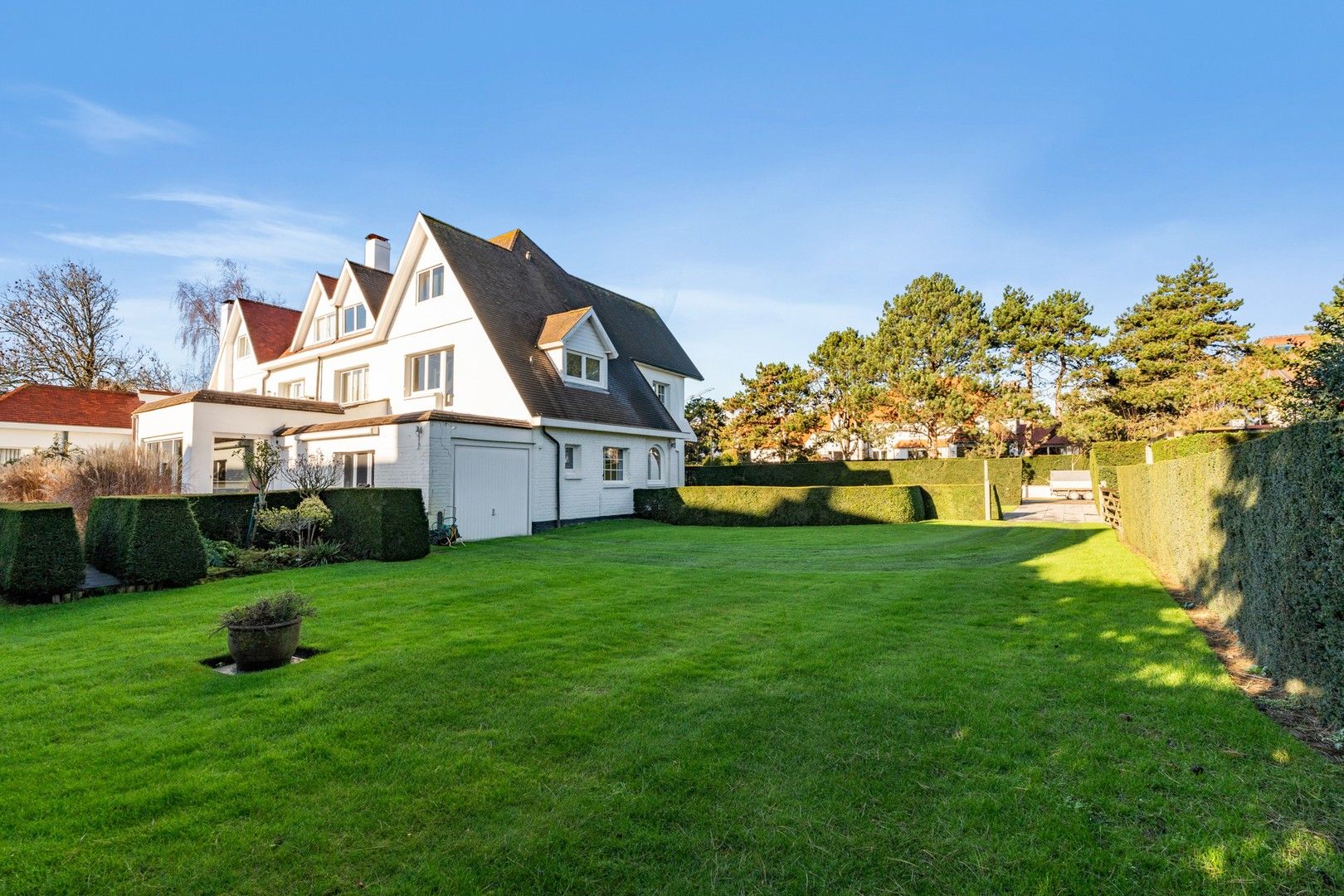 Prachtige koppelvilla op triple A locatie, in hartje het Zoute, tussen de Royal Zoute Golf Club, het Dominicanenkerkje en het strand. foto 4