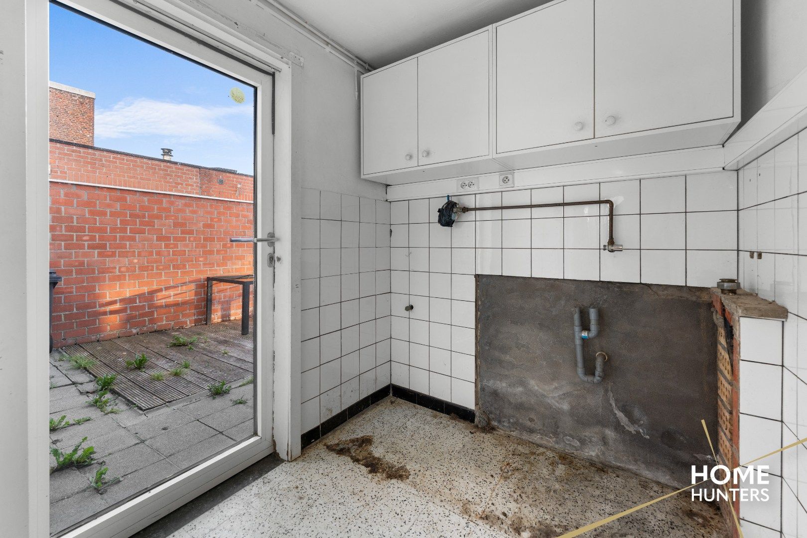 Op te frissen woning met 3 slaapkamers, ruime tuin en grote garage nabij centrum Ieper foto 10