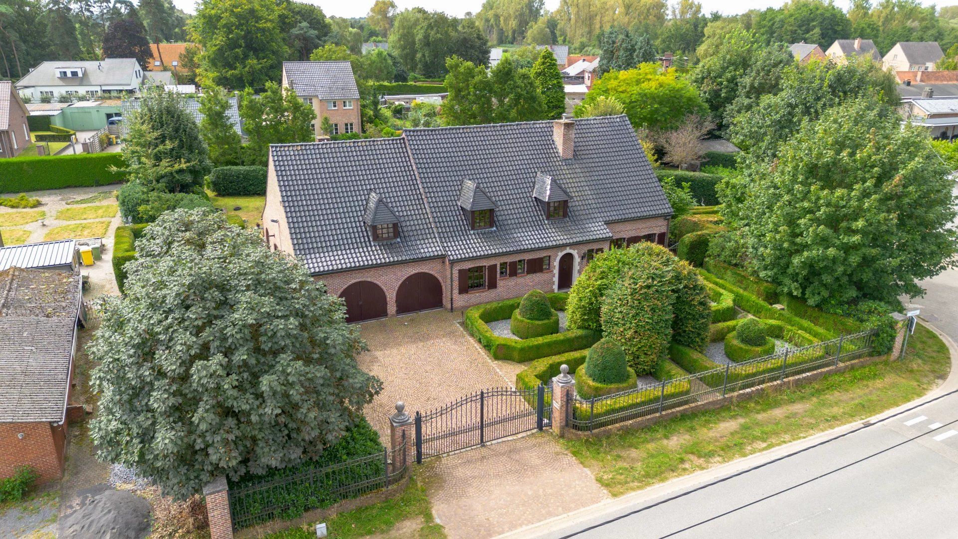 Zeer ruime villa met 5 slaapkamers in een prachtige parktuin van 27are. foto 28