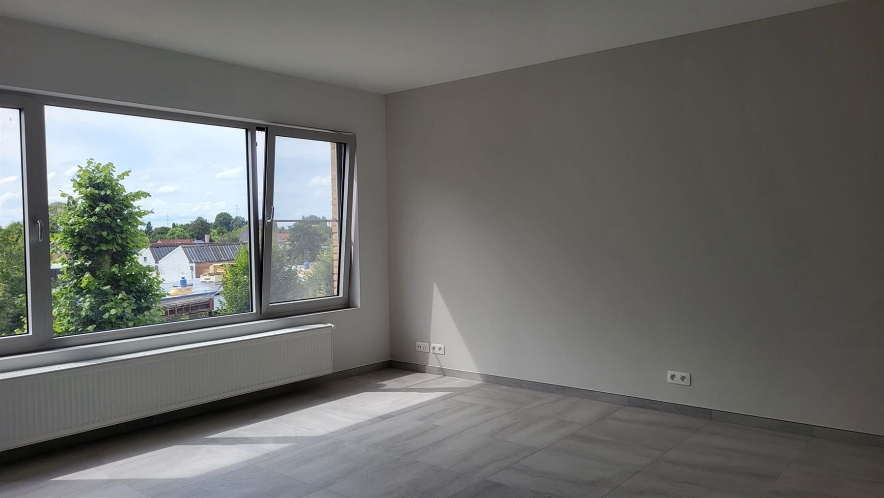 Pas gerenoveerd appartement met twee slaapkamers foto 3