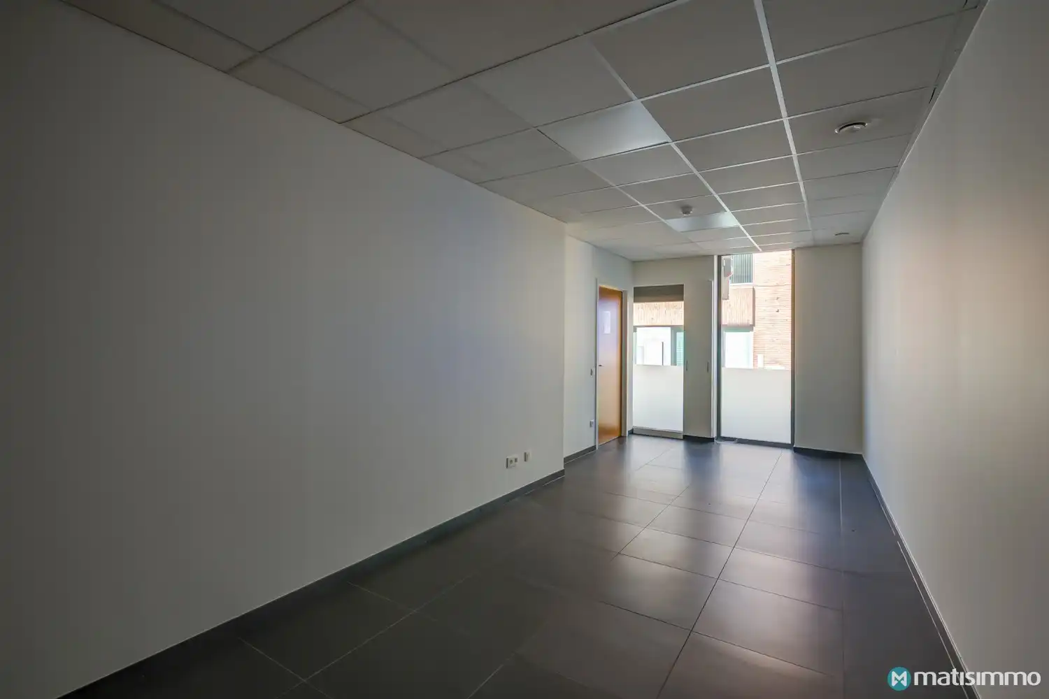 2 PRAKTIJKRUIMTES MET 10 PARKEERPLAATSEN TE HUUR IN HET CENTRUM VAN HOESELT foto 19