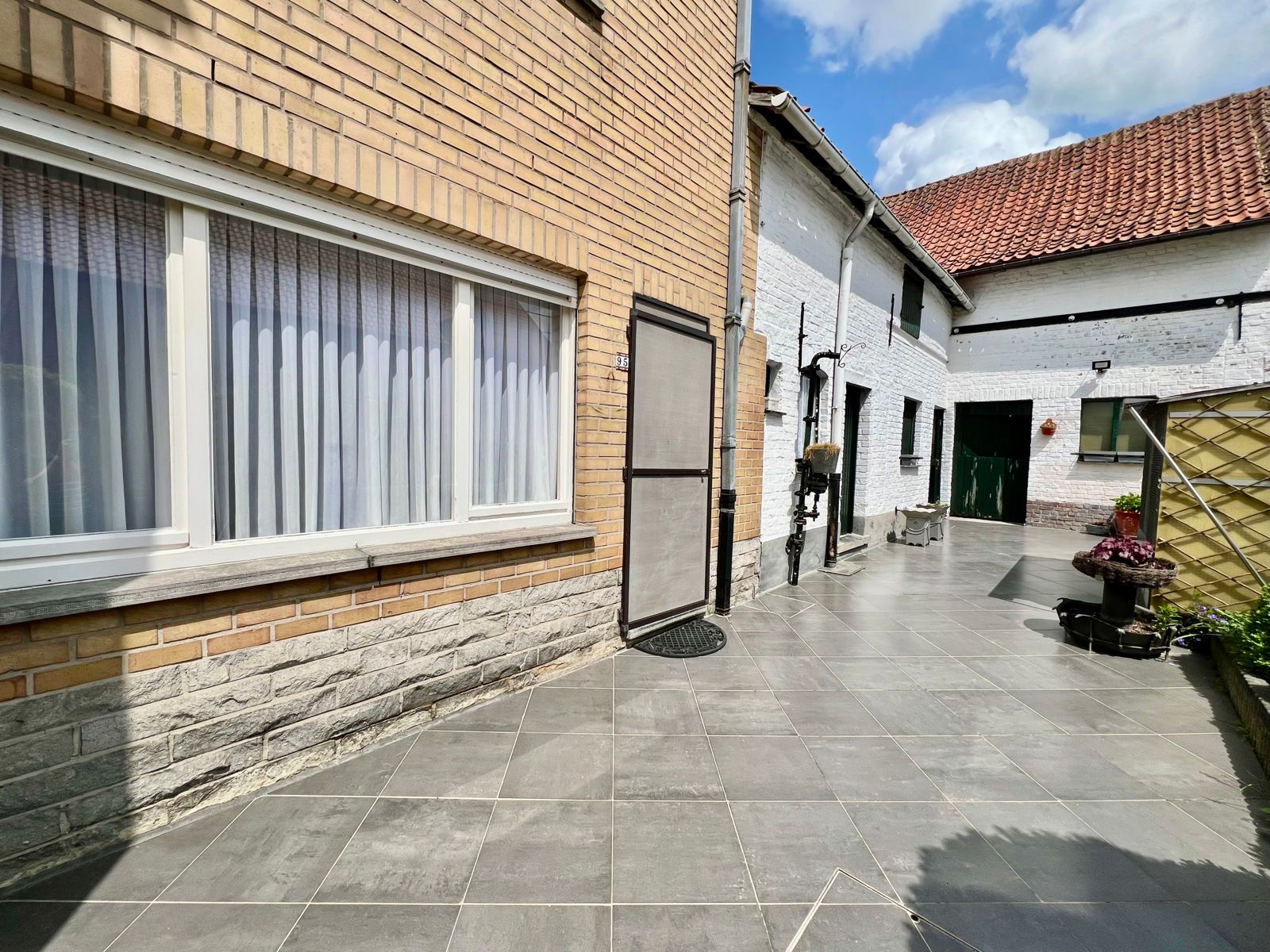 Hoeve met woning, stal en schuur met authentieke elementen. foto 4