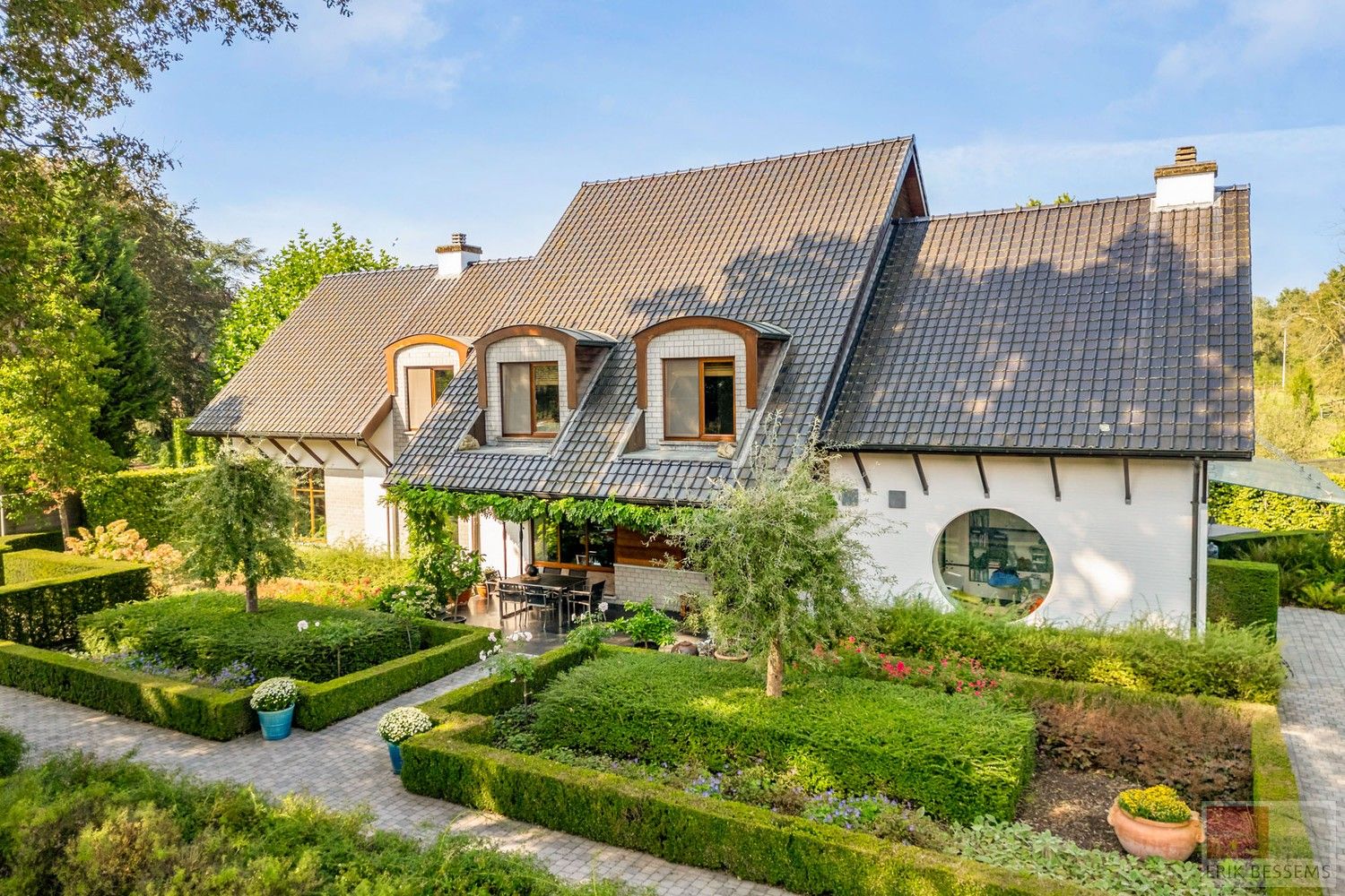 Bijzonder landhuis op bijzondere locatie grenzend aan Kattevennen en in de directe omgeving van Genk-Centrum foto {{pictureIndex}}