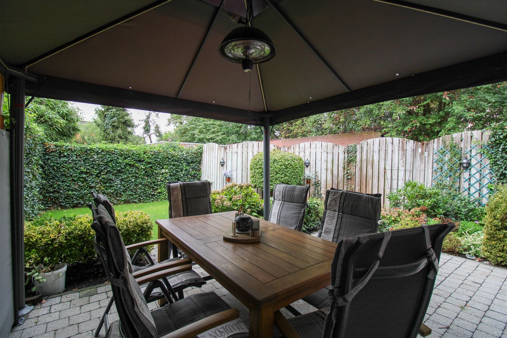 Opbrengsteigendom met 2 verhuurde eenheden op toplocatie in Maasmechelen! foto 9