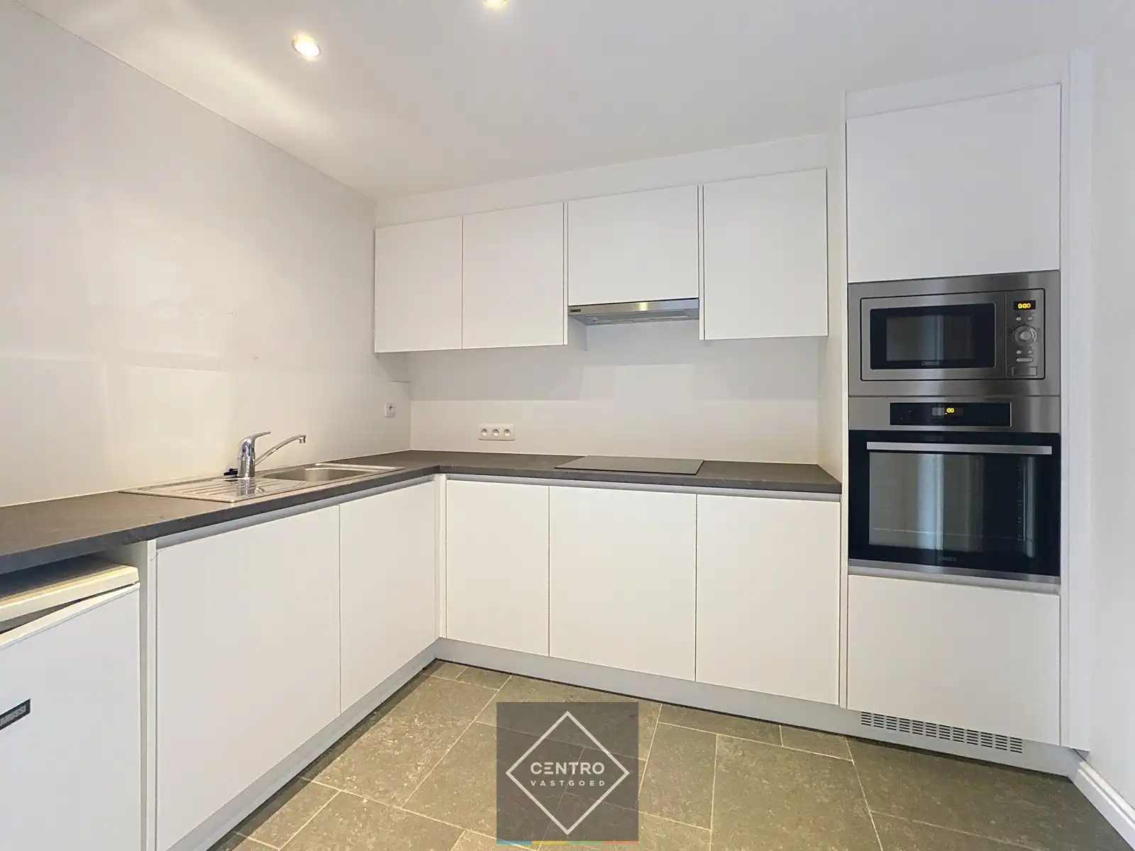 Prachtig gerenoveerde HANDELSRUIMTE / KANTOOR met TUIN langs een drukke verbindingsbaan (Gistel - Torhout, N33) te Ichtegem. foto 9