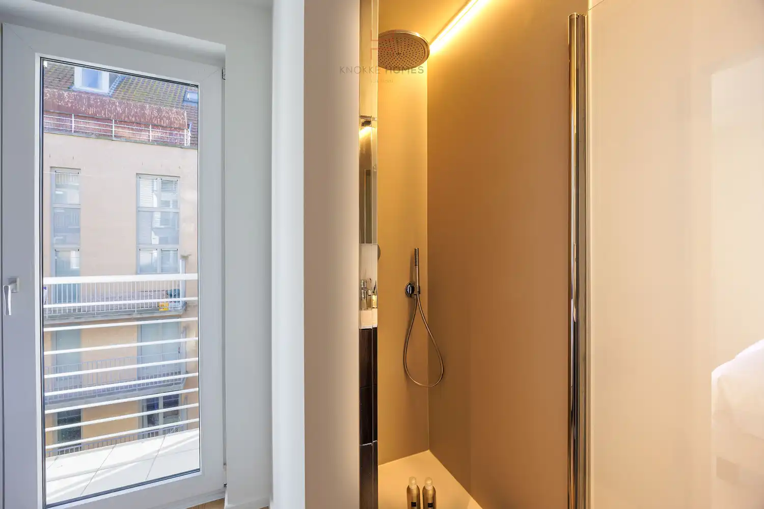 Prachtig gerenoveerd 2- slaapkamer appartement met frontaal zeezicht. foto 18