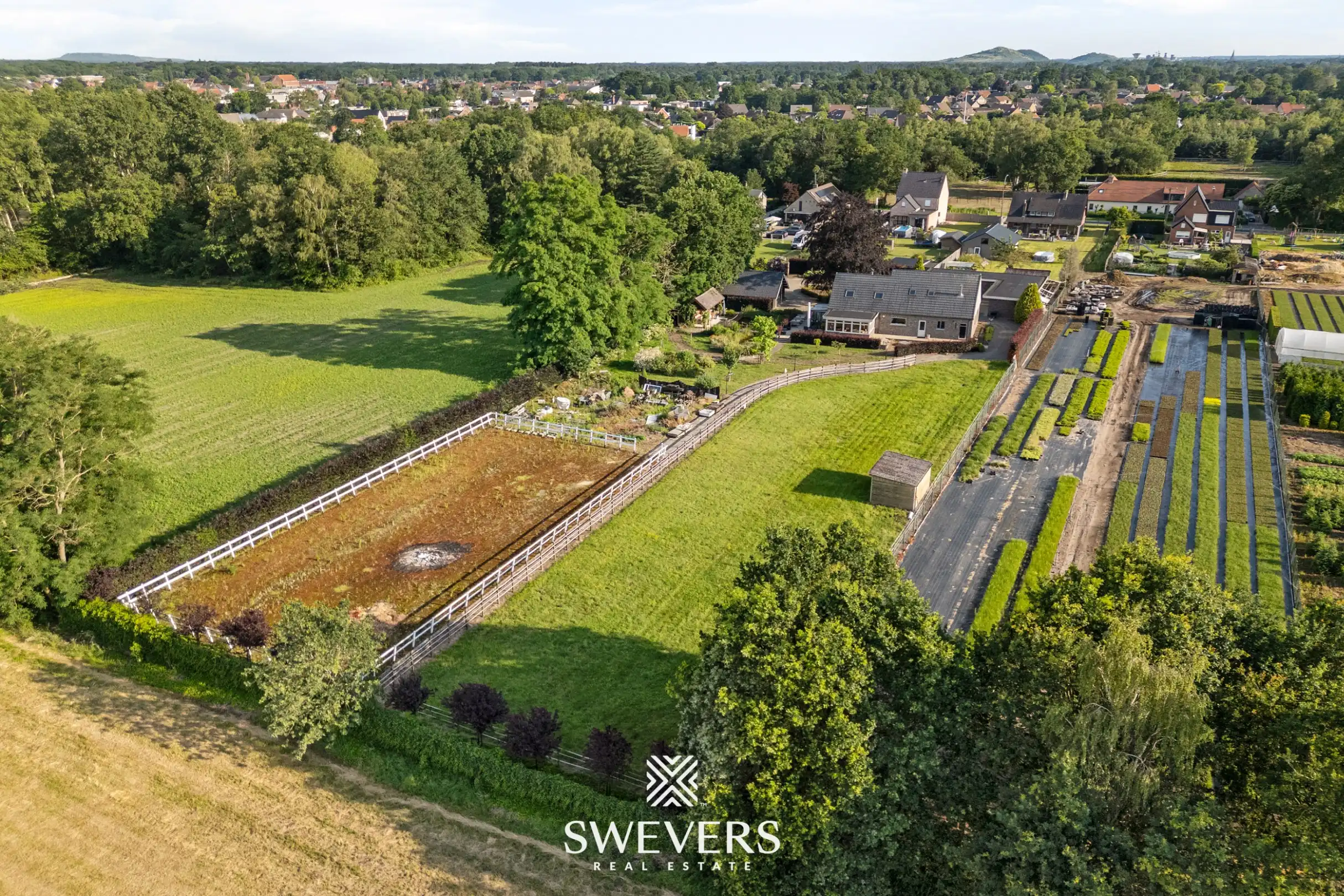 Uniek gerenoveerde hoeve op 6.661 m² met zes slaapkamers, loods en volledige paardeninfrastructuur foto 2