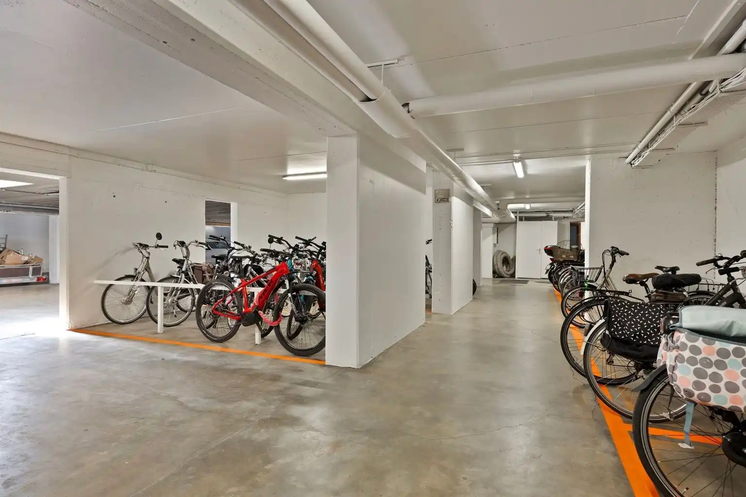 Zeer ruim 2 (+1)-slaapkamer appartement met overdekt terras, ondergrondse garagebox en aparte berging gelegen op wandelafstand van het centrum van Maaseik.  foto 23