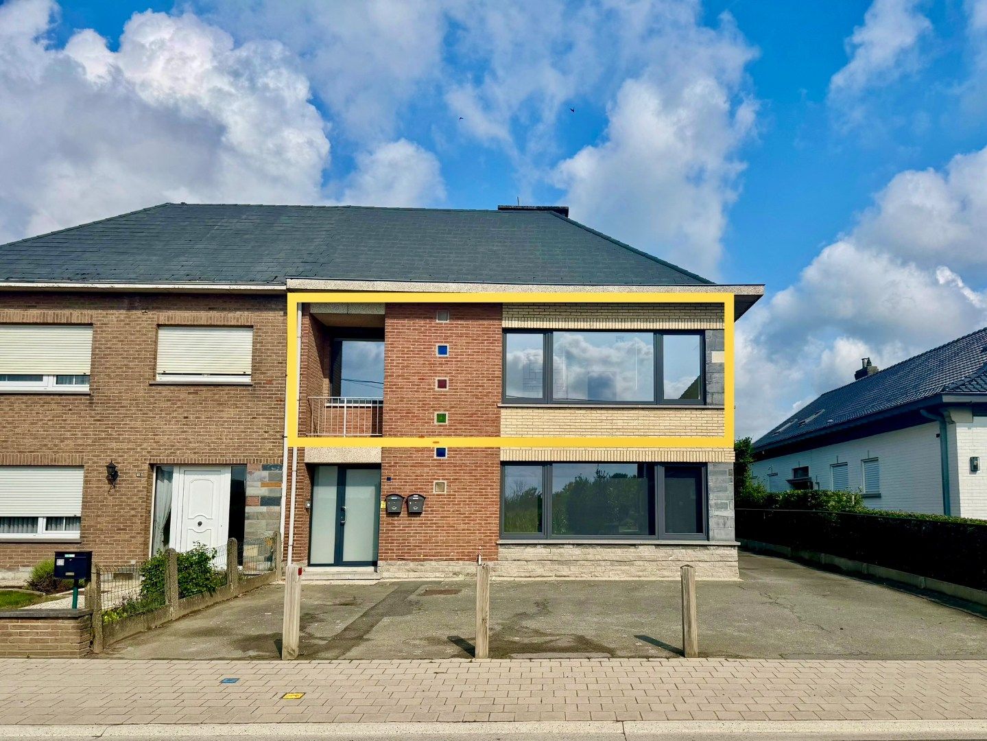 Mooi instapklaar 2-slaapkamerappartement met garage en parking in Merchtem foto {{pictureIndex}}