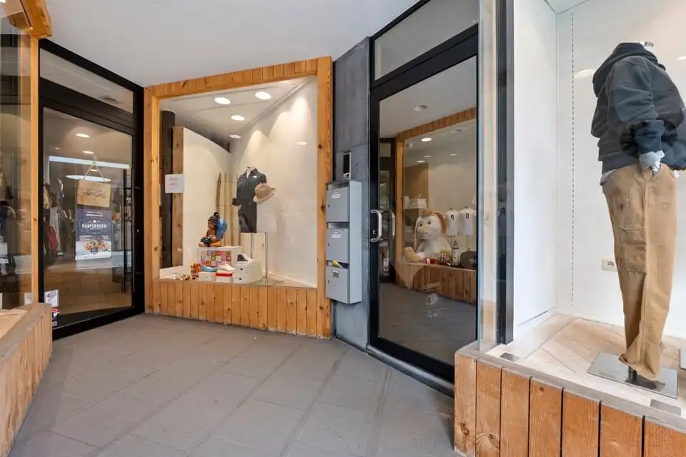 KNAP HANDELSPAND MET TWEE APART VERHUURDE APPARTEMENTEN IN HET CENTRUM VAN SINT-TRUIDEN foto 3