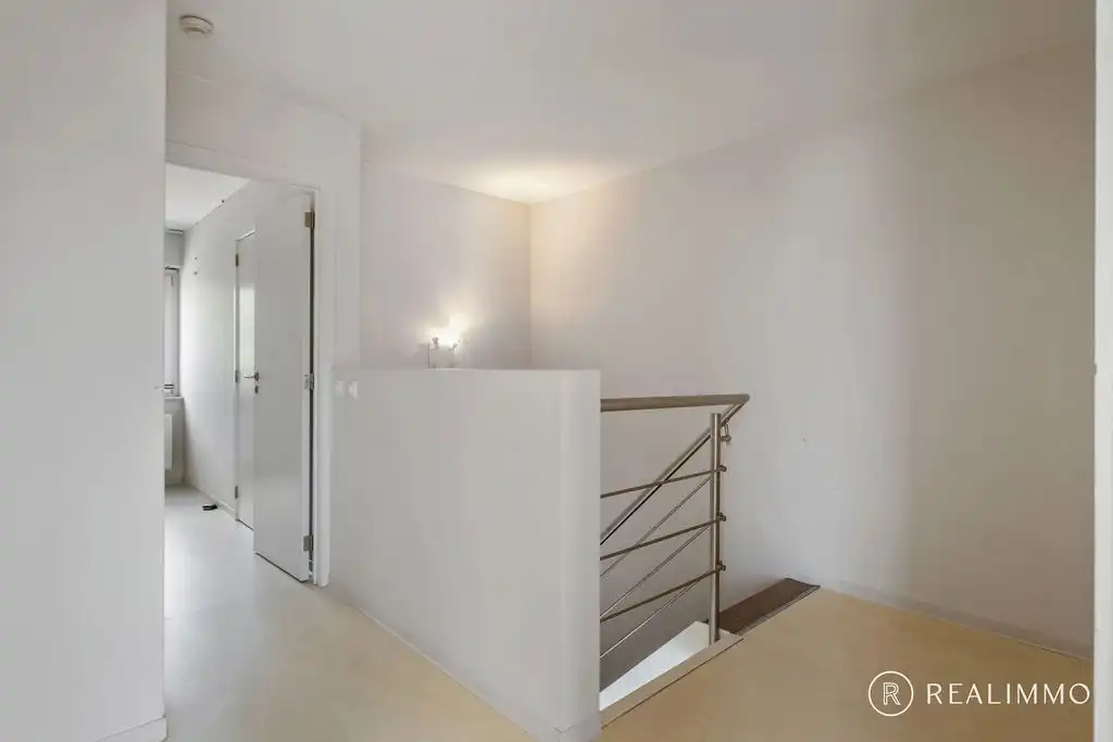 Recente halfopen bebouwing (2017) met tuin, terras en uitweg in rustige wijk foto 16