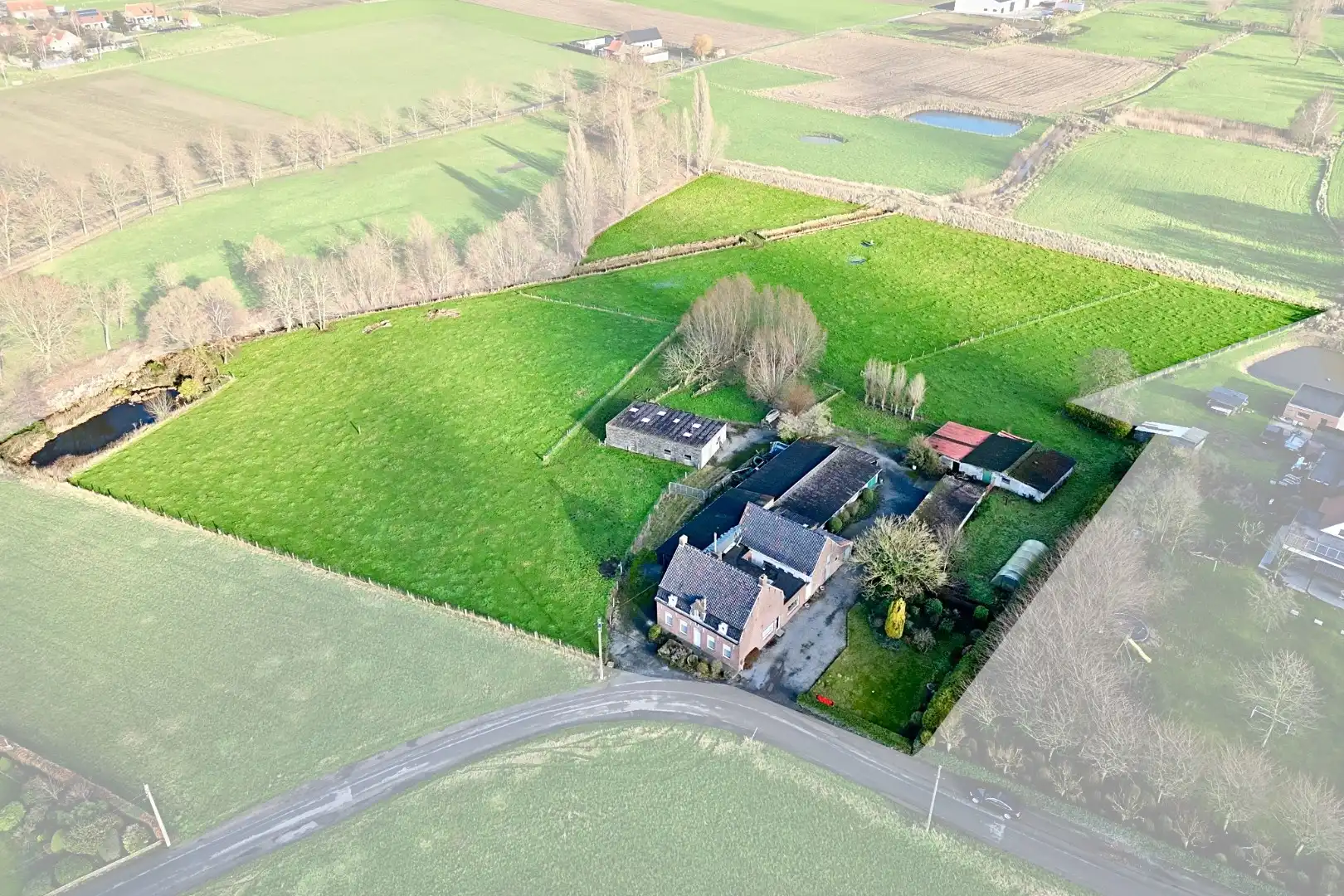 Hoofdfoto van de publicatie: Lichtervelde - Rustig gelegen hoeve op perceel van 21.078 m²!