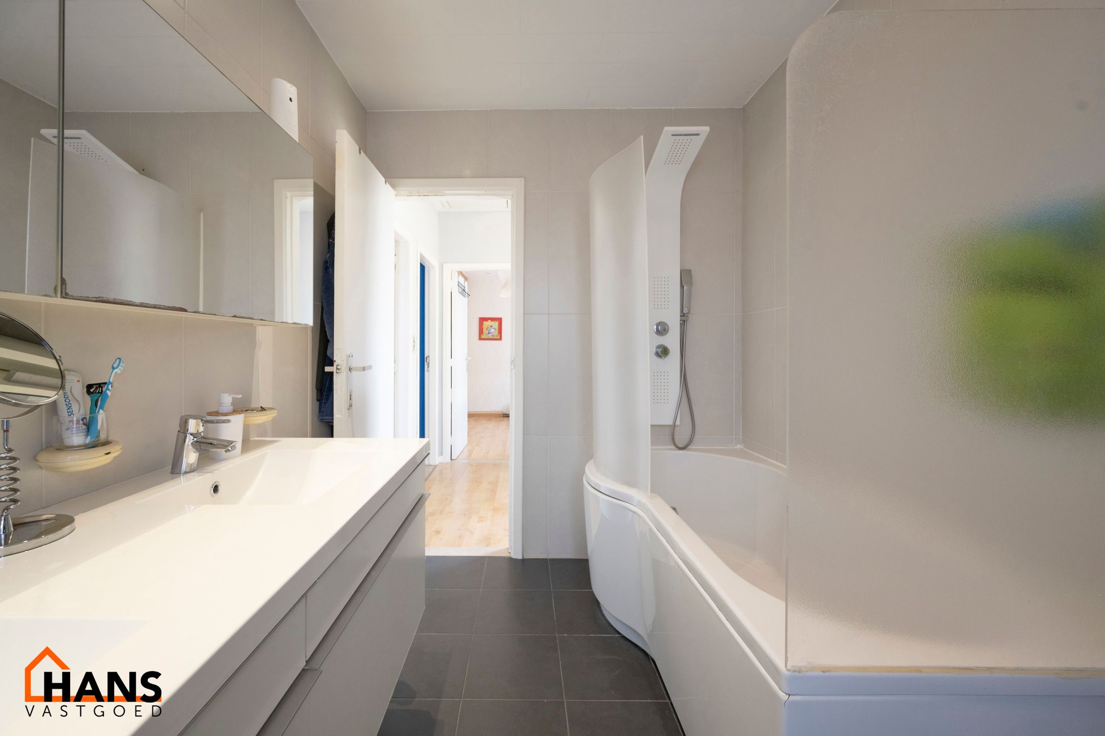 Instapklare halfopen hoekwoning met garage, oprit en tuin. foto 12