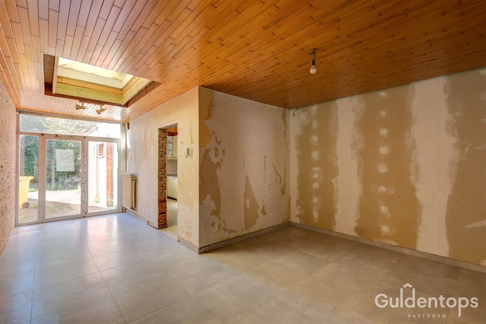 Te renoveren gezinswoning met 3 slaapkamers en grote tuin. foto 9